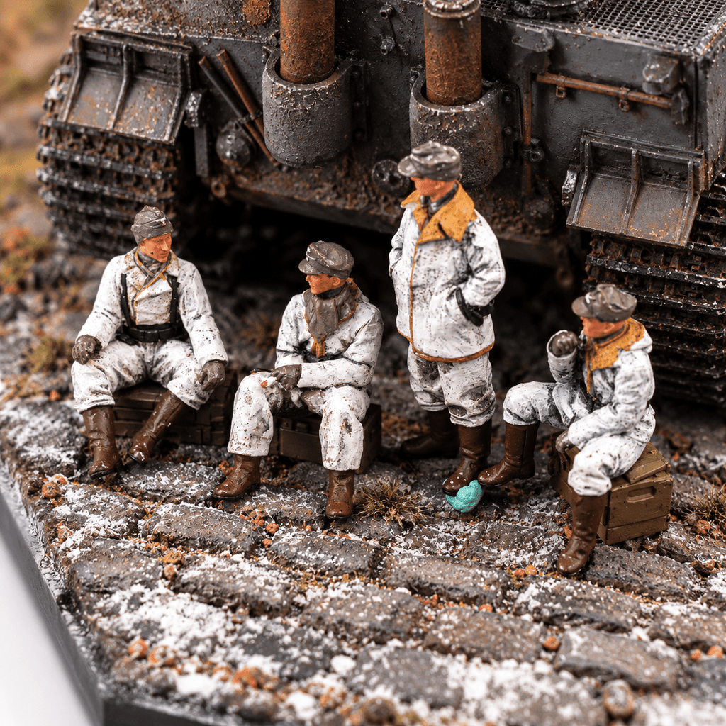 German Winter Soldiers at Rest – 1/72 Scale Set of 4 Miniature Figures