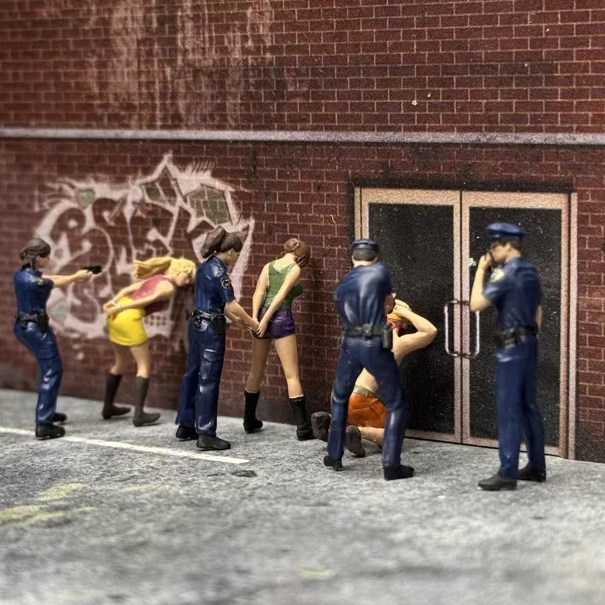 Police Arrest Scene – 1/64 Scale Set of 7 Miniature Figures