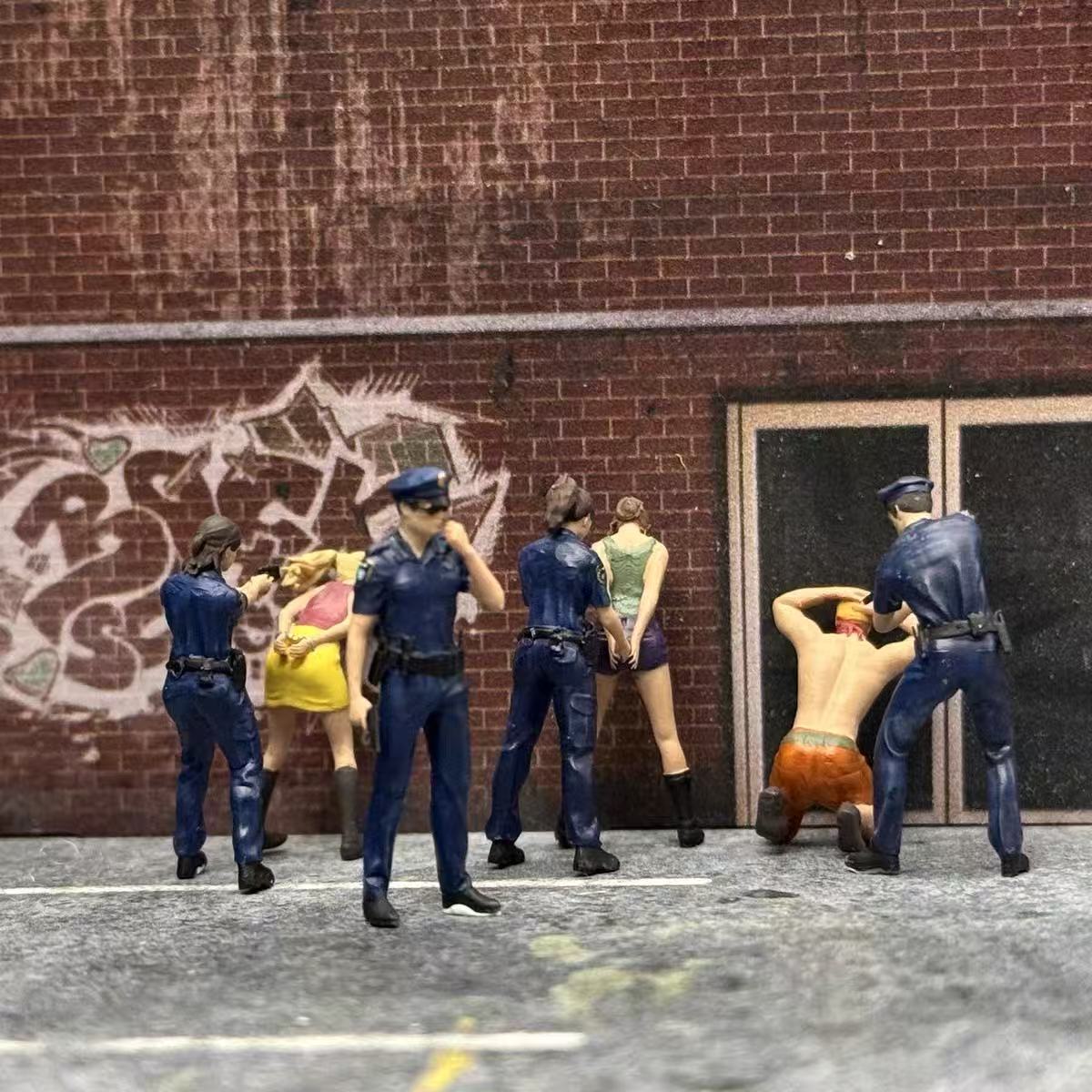 Police Arrest Scene – 1/64 Scale Set of 7 Miniature Figures