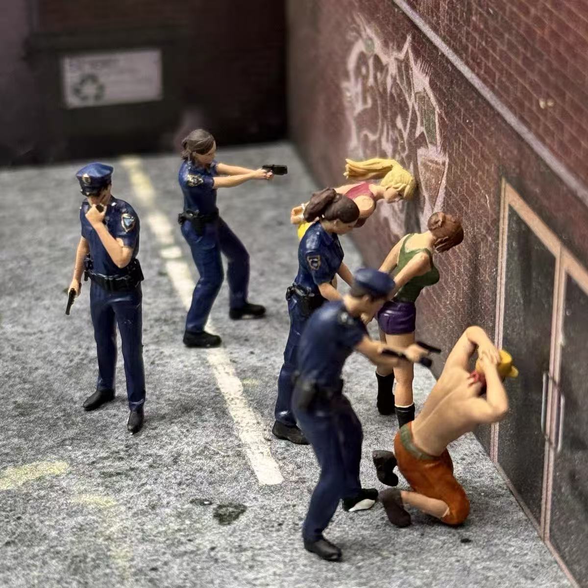 Police Arrest Scene – 1/64 Scale Set of 7 Miniature Figures