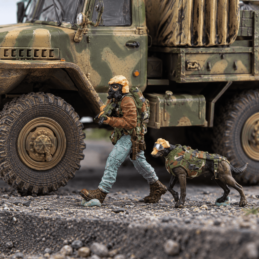 Quick Reaction Soldier with Dog – 1/72 Scale Painted Resin Miniature Set