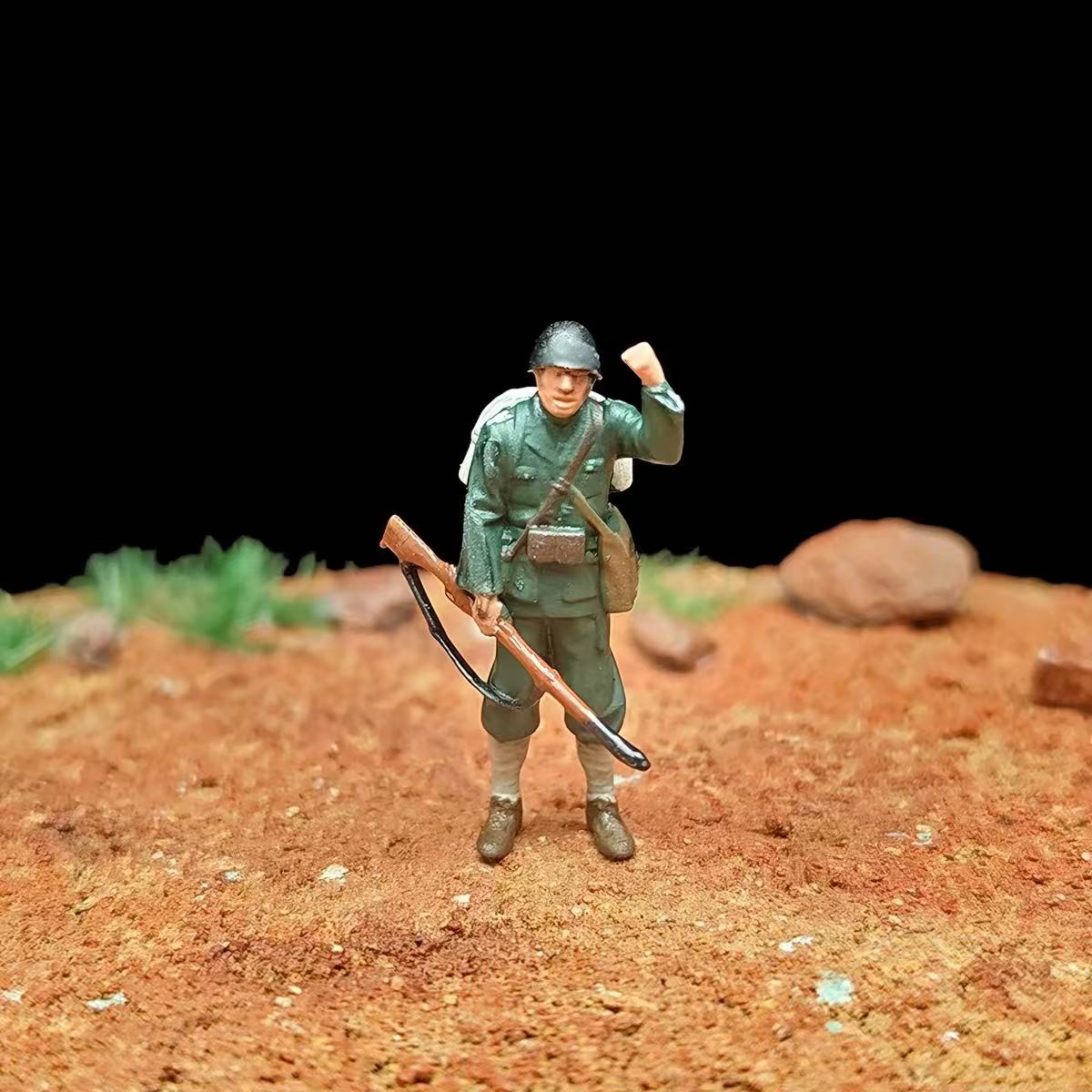 Soldier Assembly Set – 1/72 Scale 12 Figures with Pedestal Base