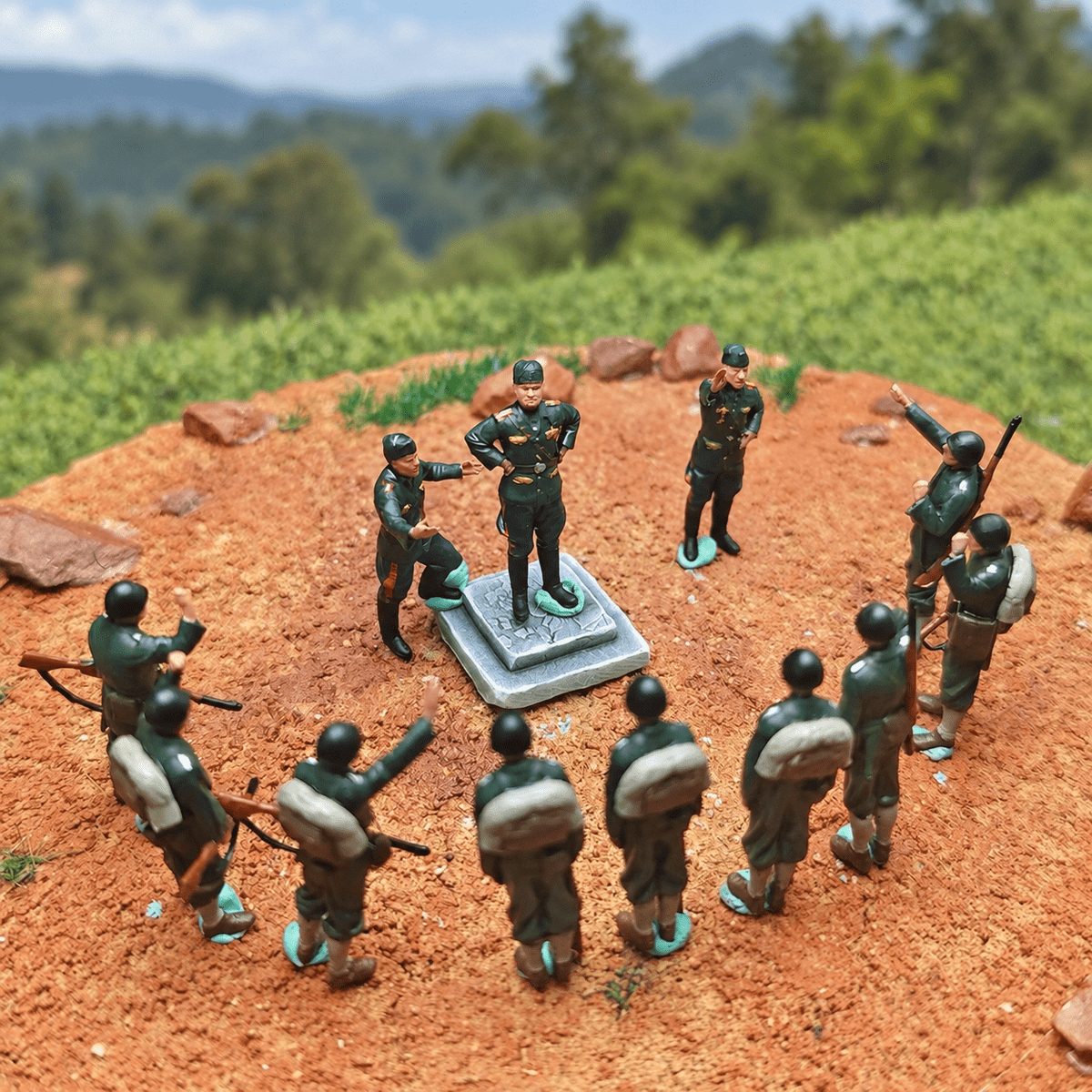 Soldier Assembly Set – 1/72 Scale 12 Figures with Pedestal Base