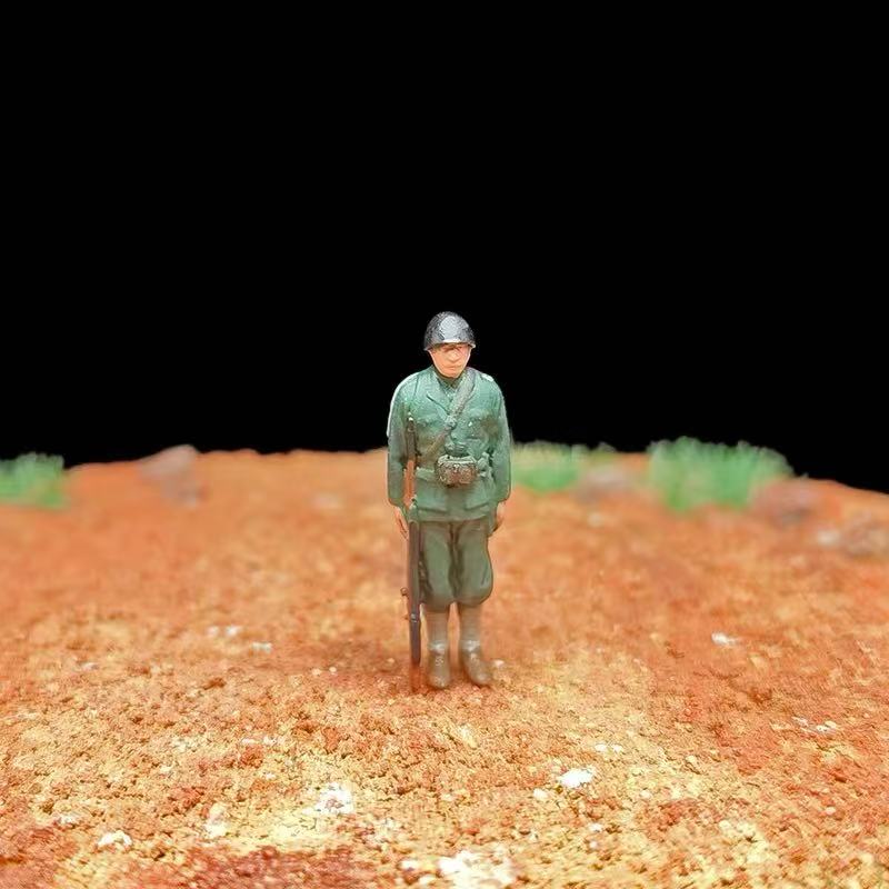 Soldier Assembly Set – 1/72 Scale 12 Figures with Pedestal Base