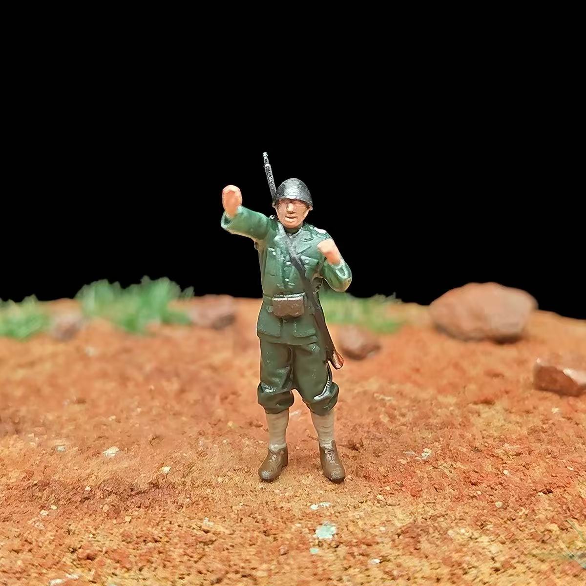 Soldier Assembly Set – 1/72 Scale 12 Figures with Pedestal Base