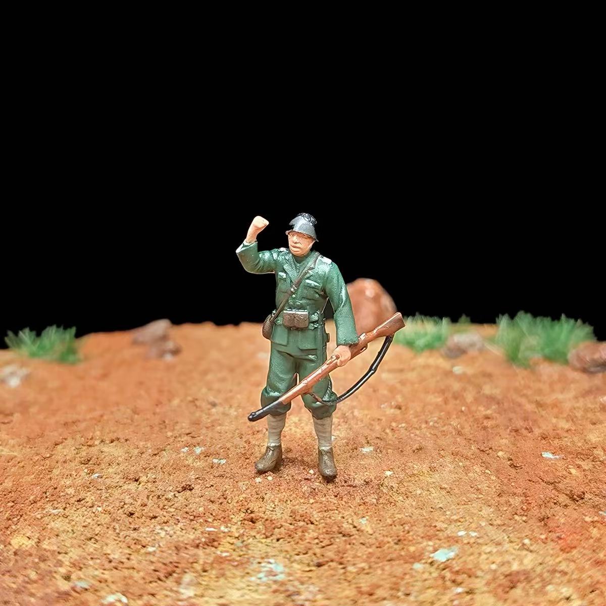 Soldier Assembly Set – 1/72 Scale 12 Figures with Pedestal Base