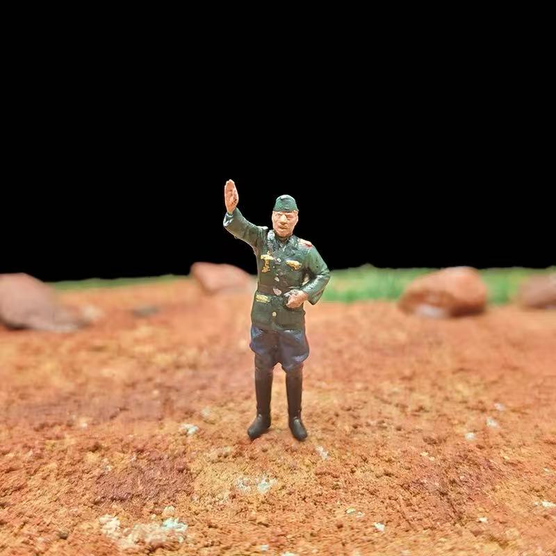 Soldier Assembly Set – 1/72 Scale 12 Figures with Pedestal Base