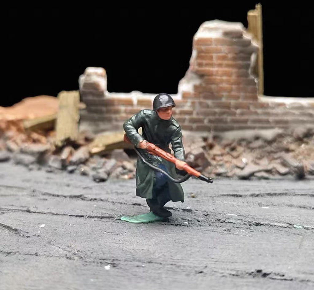 Urban Tank Battle Diorama – 11 Figures with Tank and Base