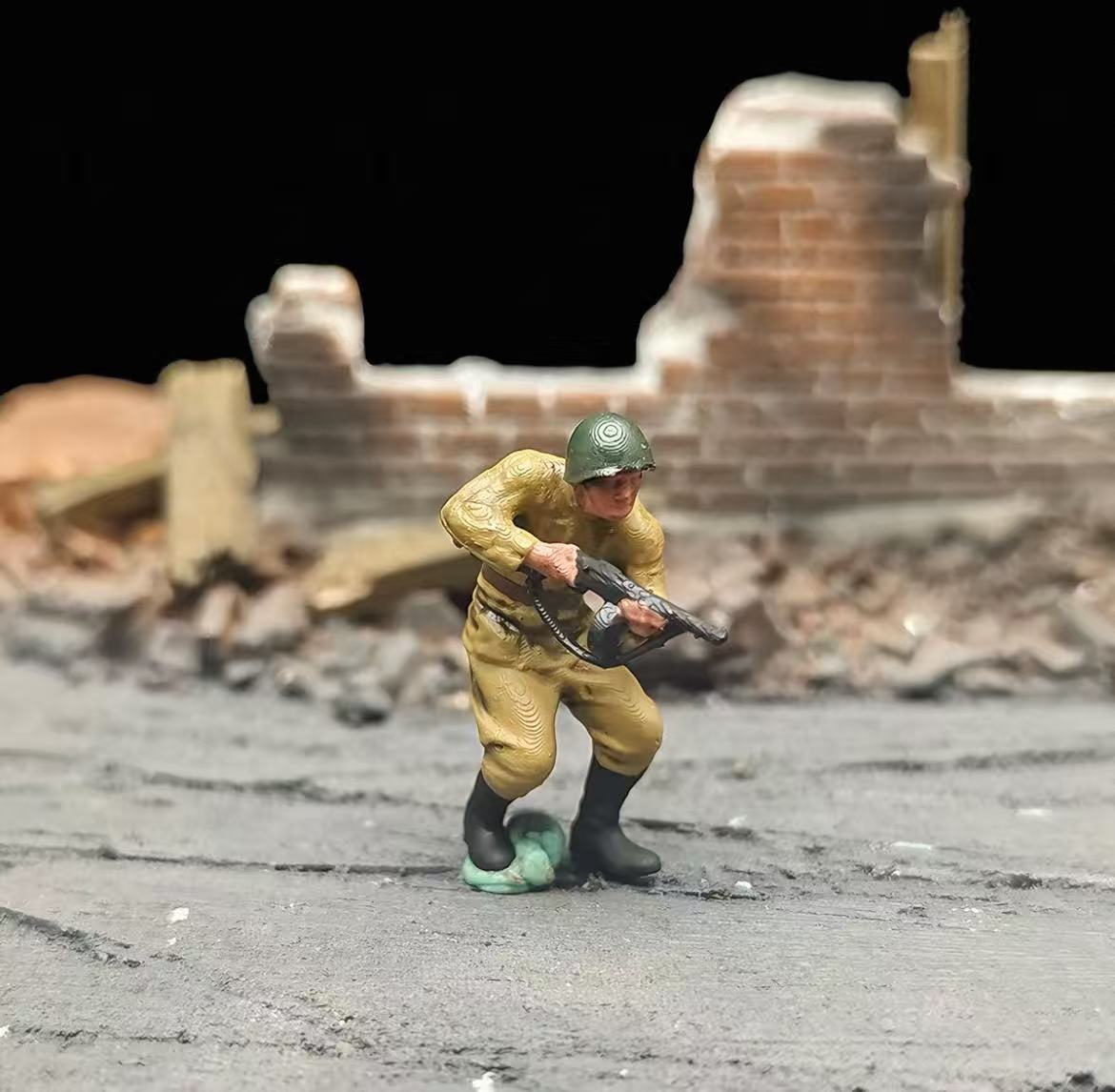 Urban Tank Battle Diorama – 11 Figures with Tank and Base