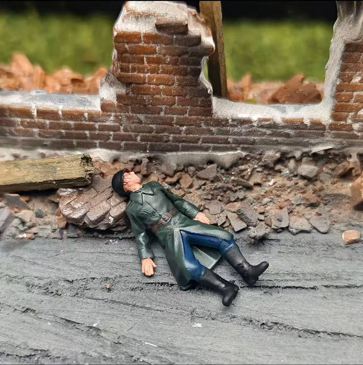 Urban Tank Battle Diorama – 11 Figures with Tank and Base