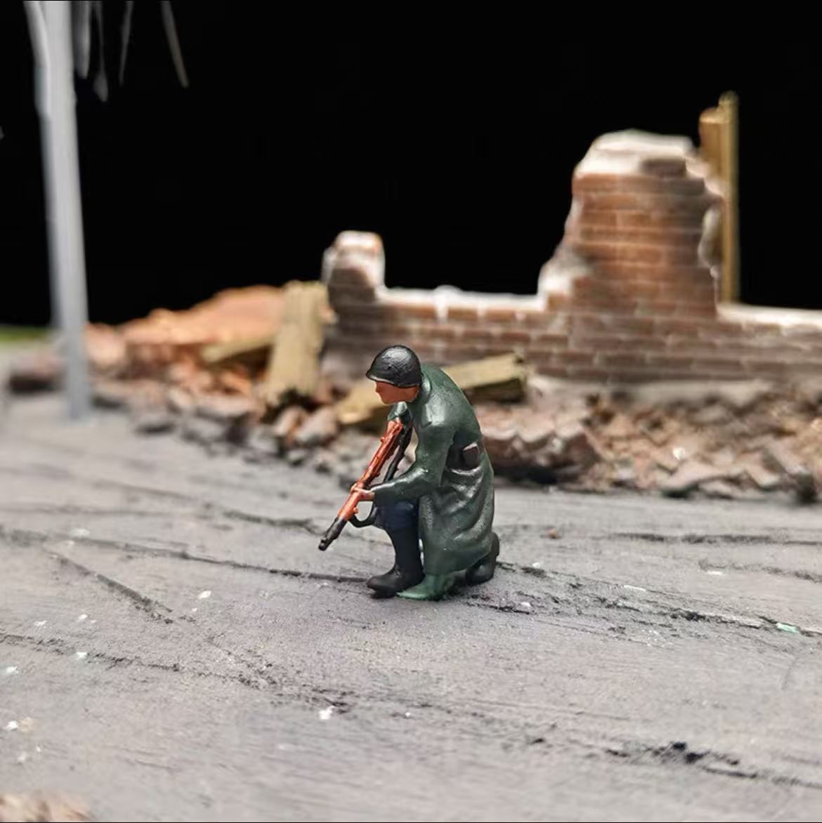 Urban Tank Battle Diorama – 11 Figures with Tank and Base