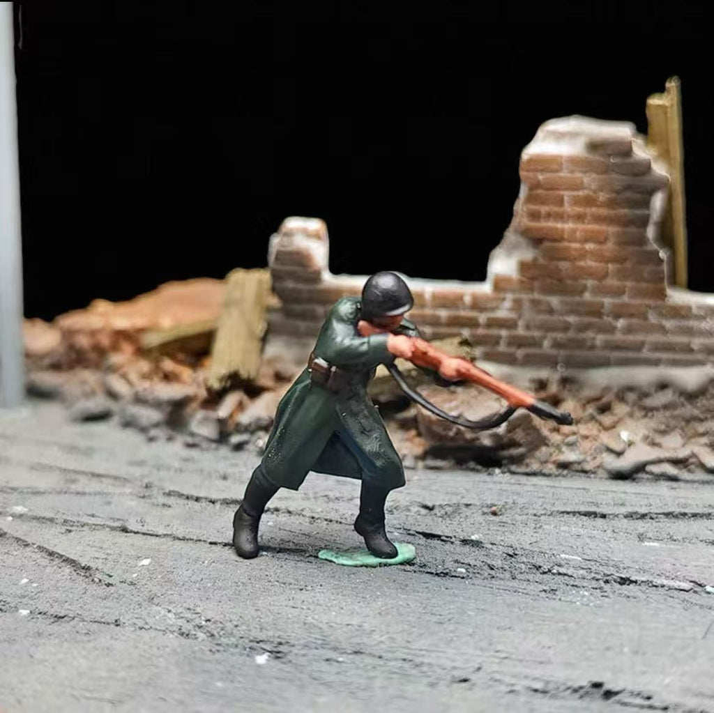 Urban Tank Battle Diorama – 11 Figures with Tank and Base