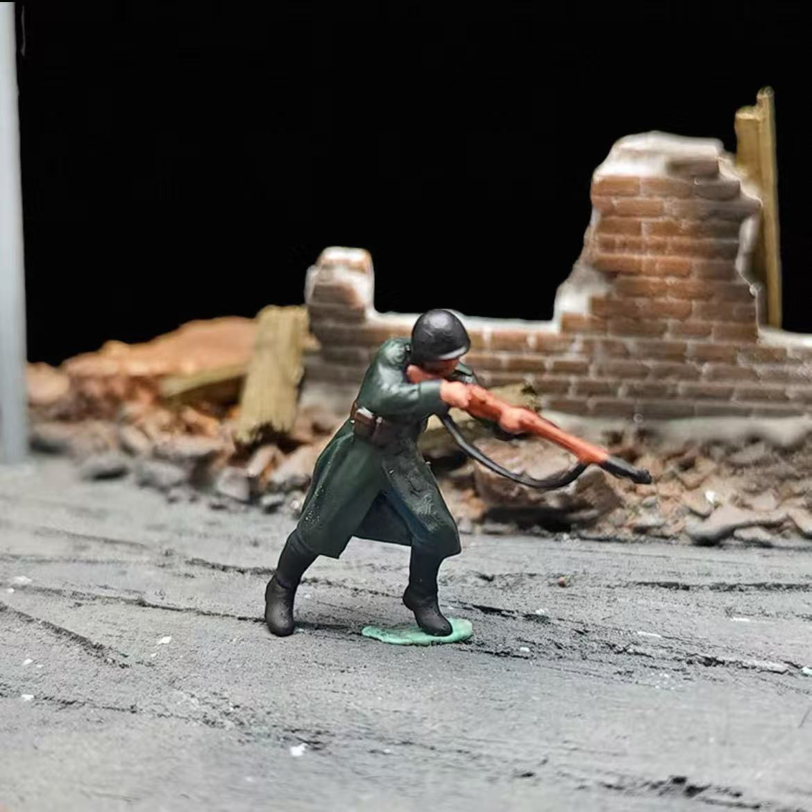 Urban Tank Battle Diorama – 11 Figures with Tank and Base
