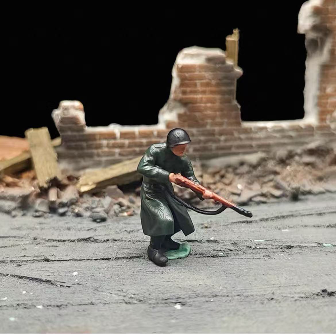 Urban Tank Battle Diorama – 11 Figures with Tank and Base
