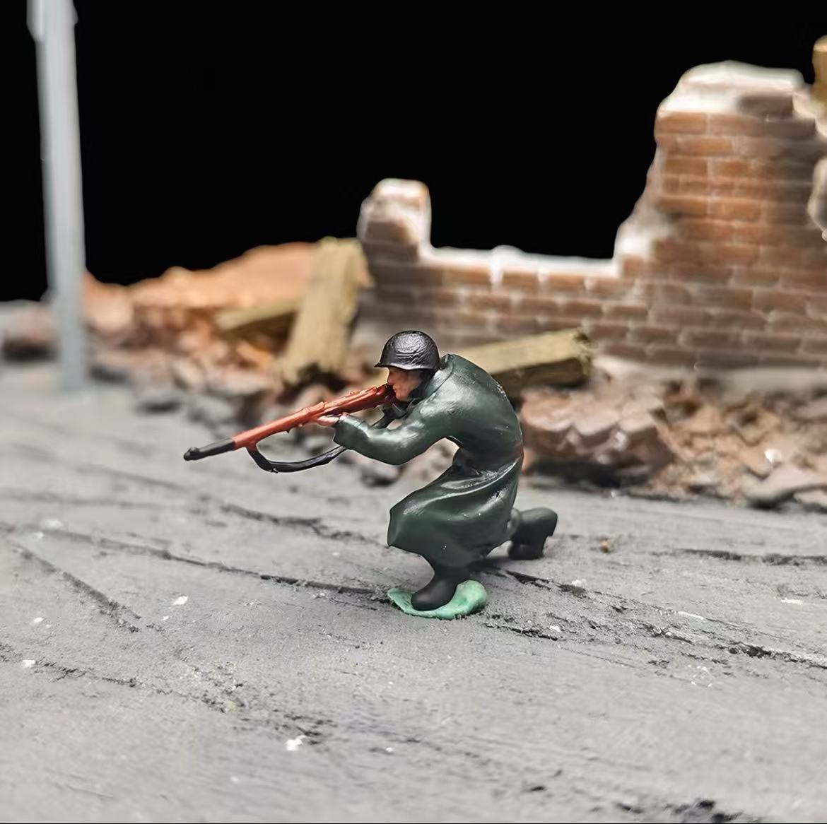 Urban Tank Battle Diorama – 11 Figures with Tank and Base