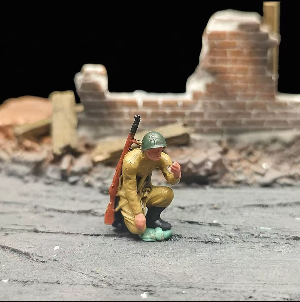 Urban Tank Battle Diorama – 11 Figures with Tank and Base