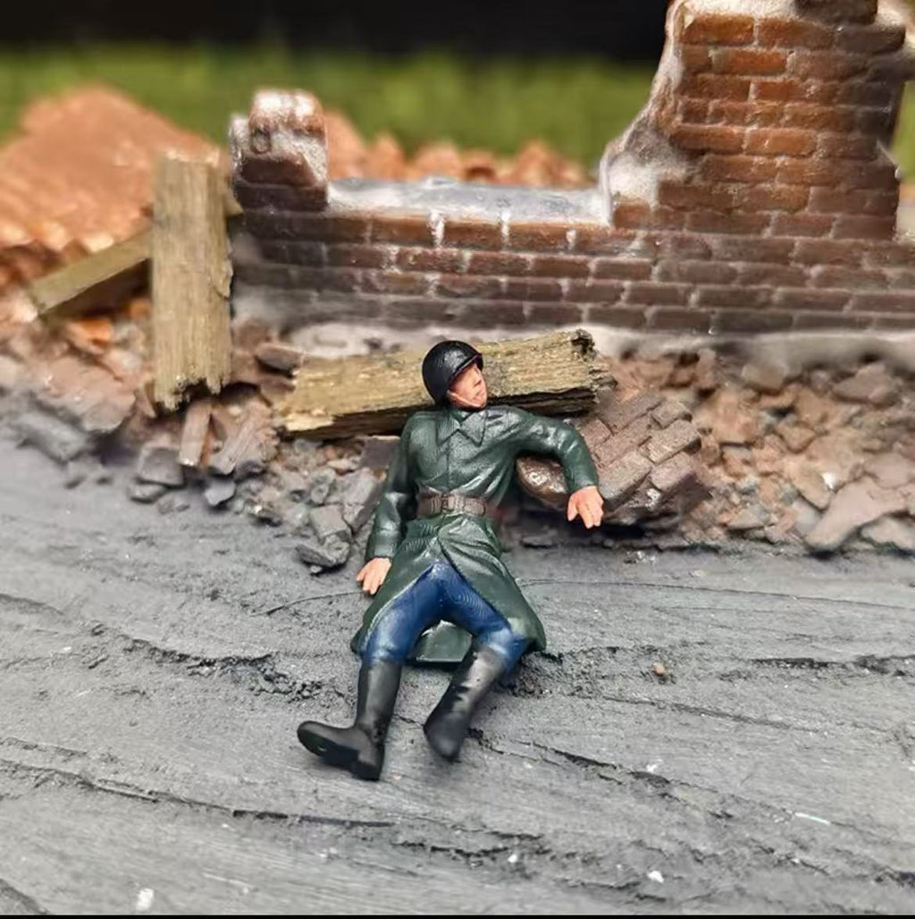 Urban Tank Battle Diorama – 11 Figures with Tank and Base