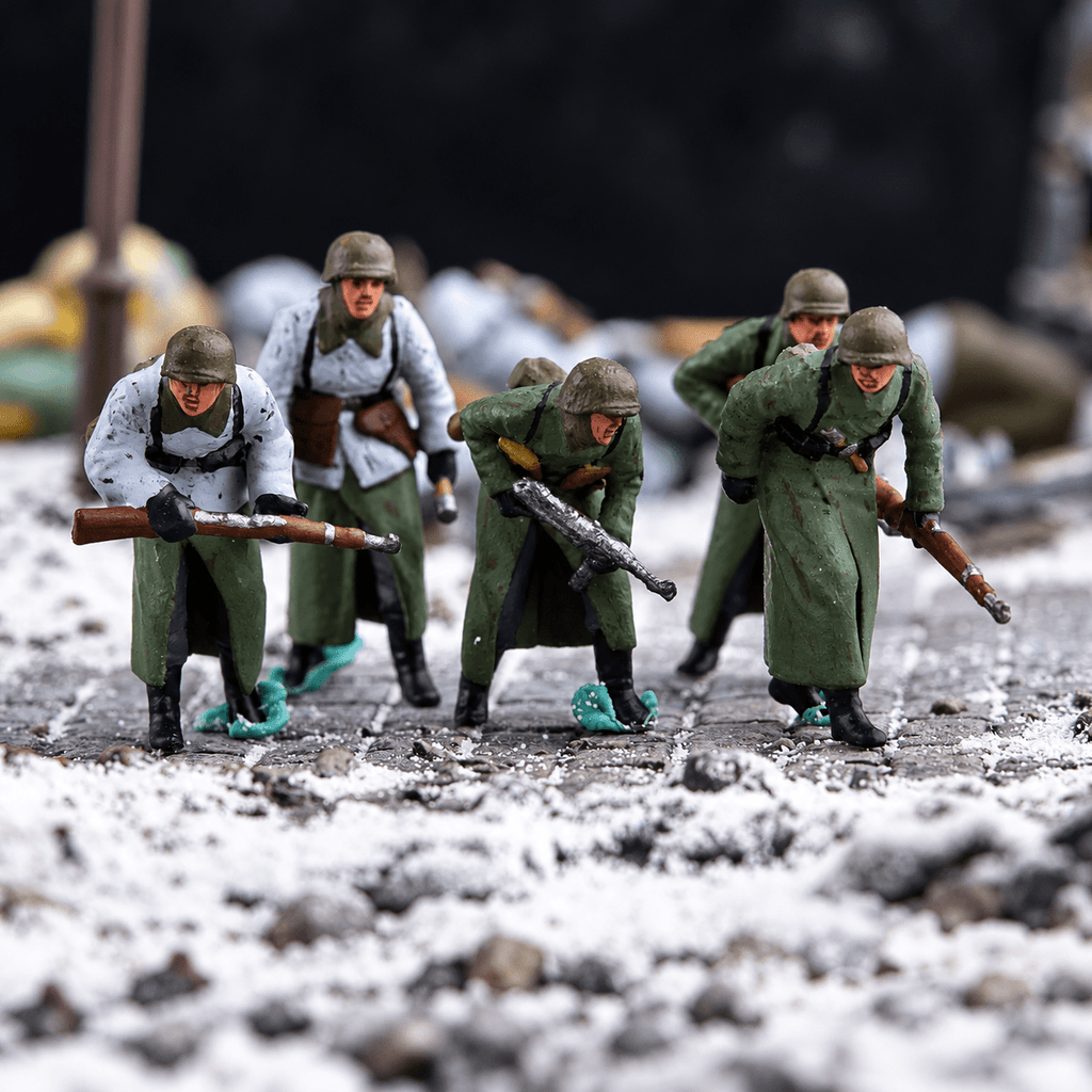 Winter Infantry Advance – 1/72 Scale Set of 5 Miniature Figures