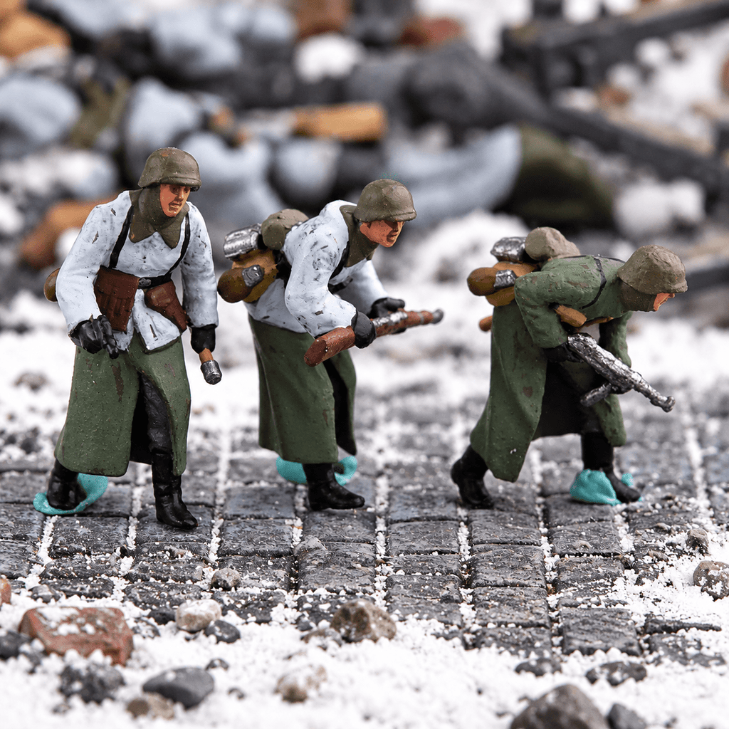 Winter Infantry Advance – 1/72 Scale Set of 5 Miniature Figures
