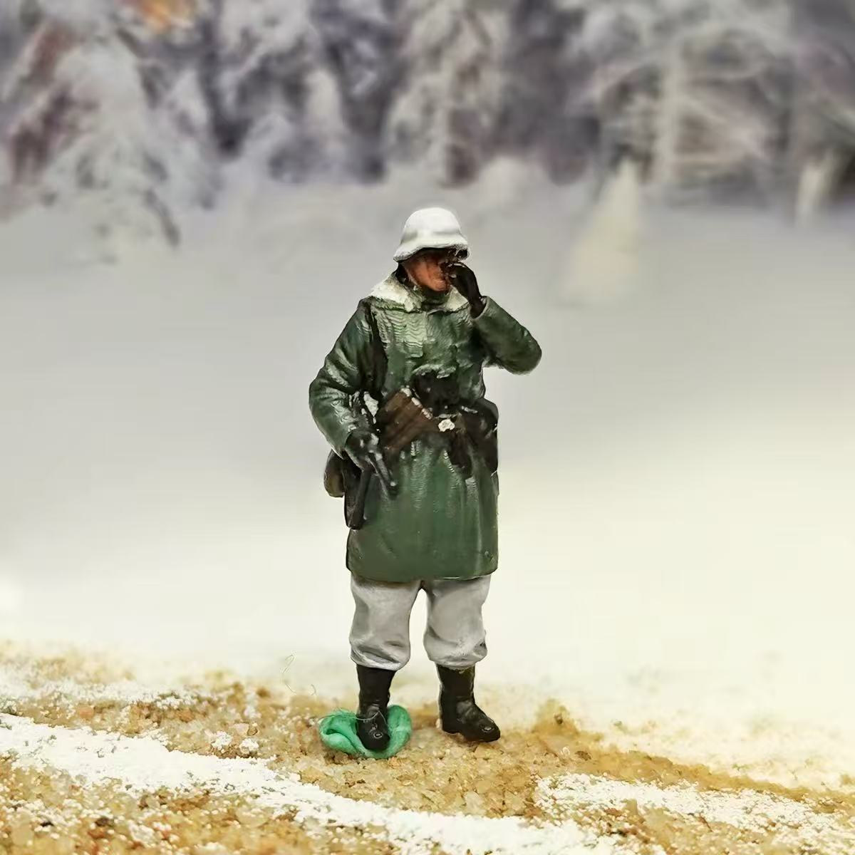 Winter Soldier Camp Diorama – 1/72 Scale Figure with Base