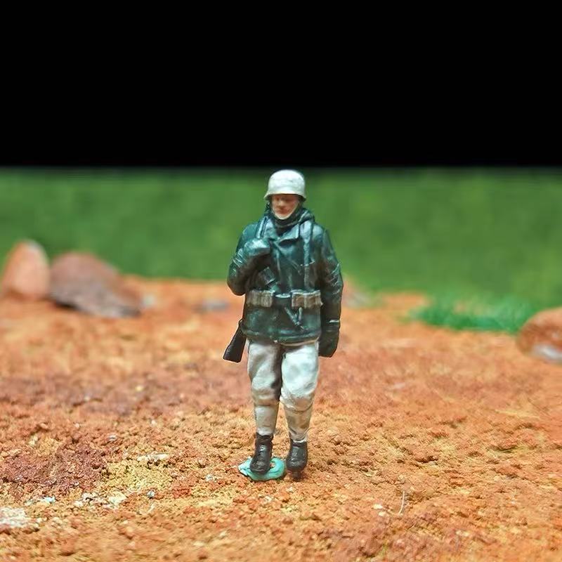 Winter Uniform Soldiers – 1/72 Scale Set of 4