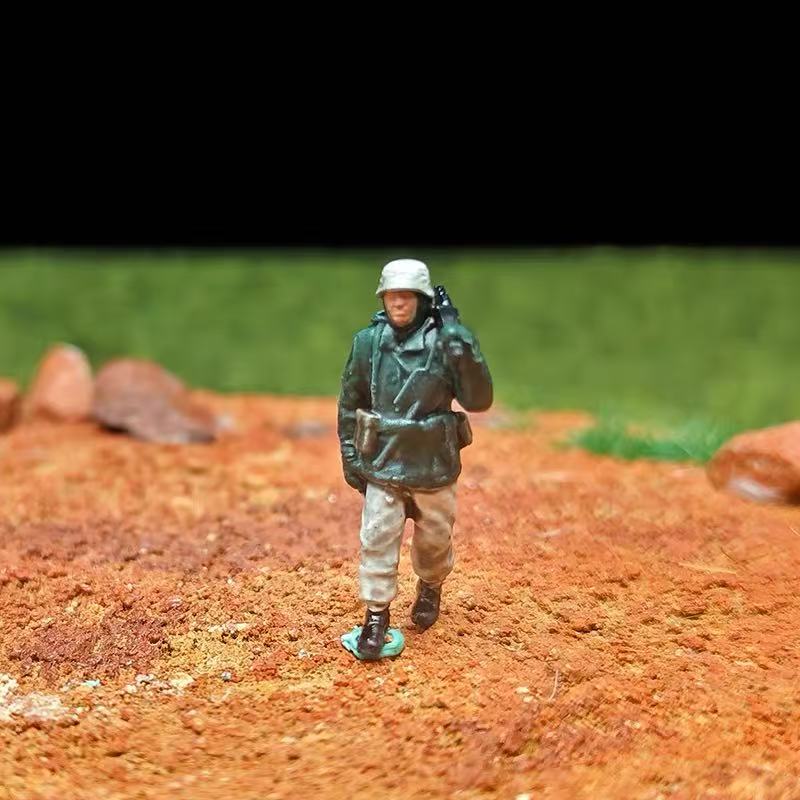 Winter Uniform Soldiers – 1/72 Scale Set of 4