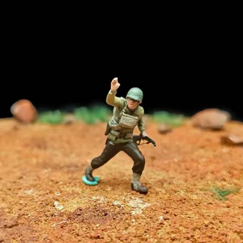 WWII Beach Landing Diorama – 1/72 Scale 12 Figures with Base