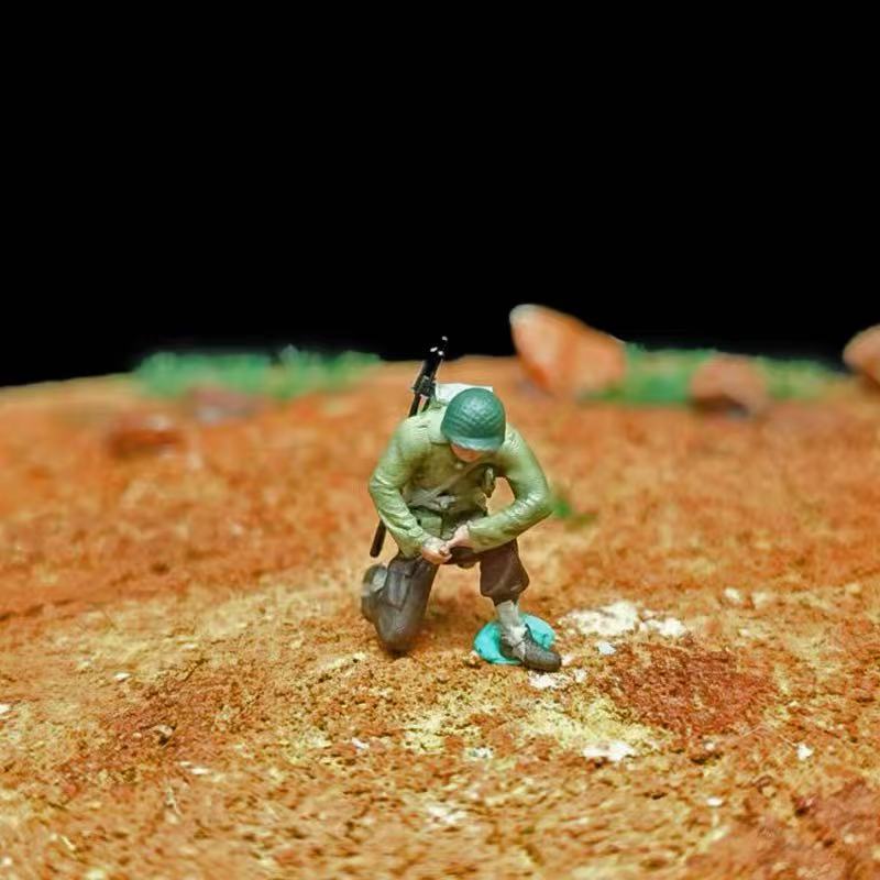 WWII Beach Landing Diorama – 1/72 Scale 12 Figures with Base
