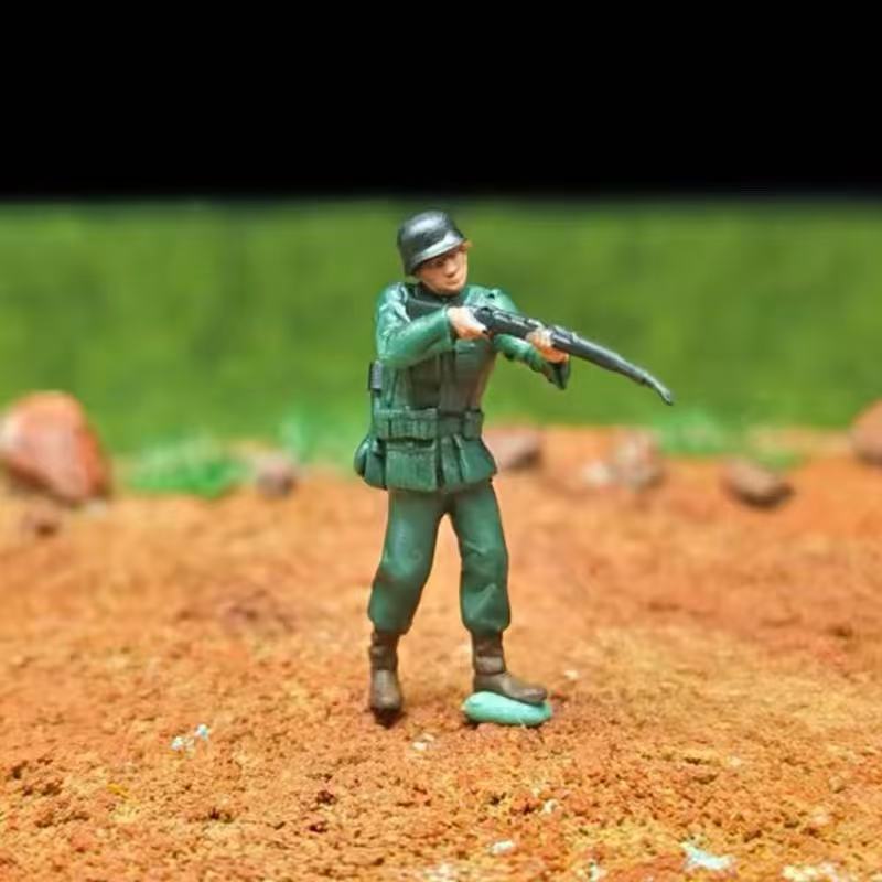 WWII Beach Landing Diorama – 1/72 Scale 12 Figures with Base