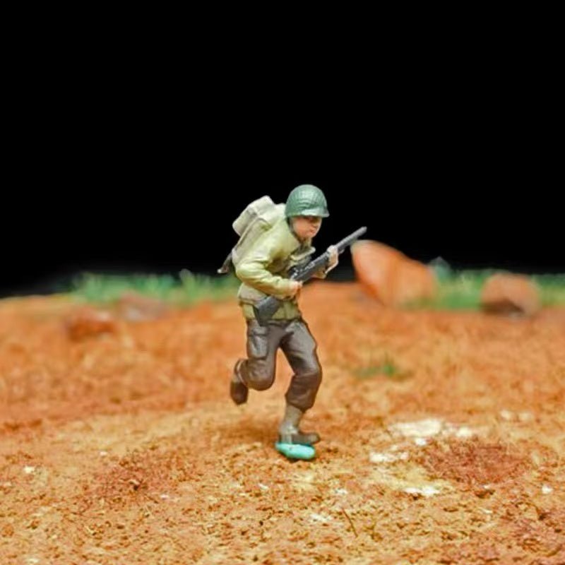 WWII Beach Landing Diorama – 1/72 Scale 12 Figures with Base