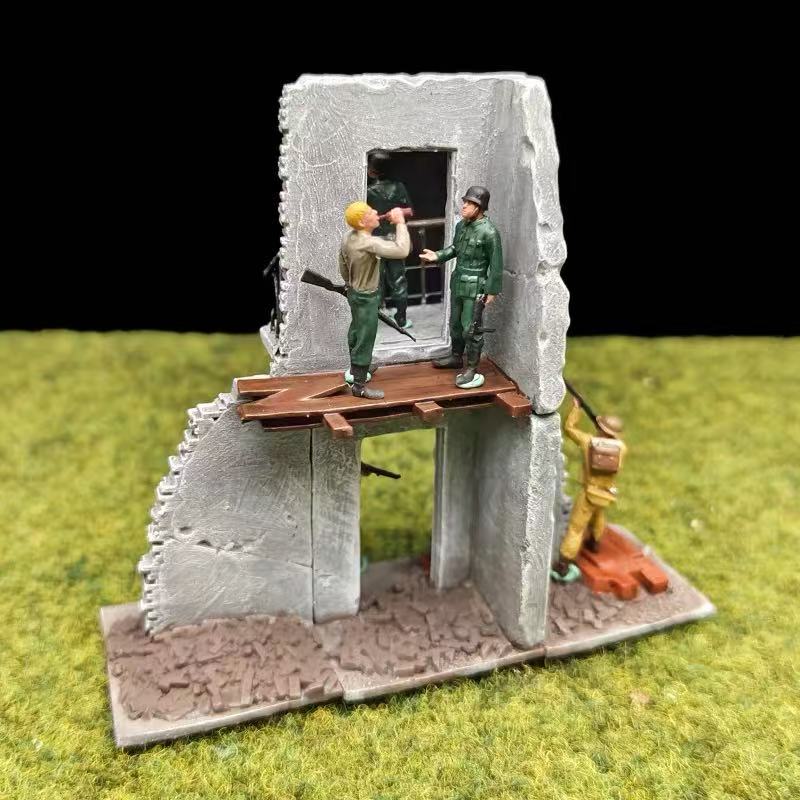 WWII City Assault Diorama – 1/72 Scale 9 Figures with Base