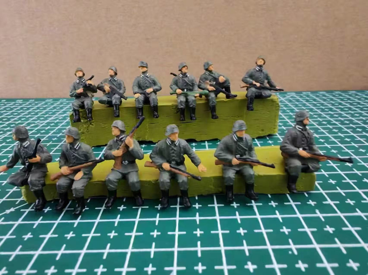 WWII German Soldiers with Tiger Tank – 1/72 Scale Set of 12 Figures